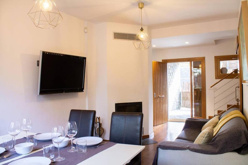 TV and multimedia, Living room, Seating area, Dining area