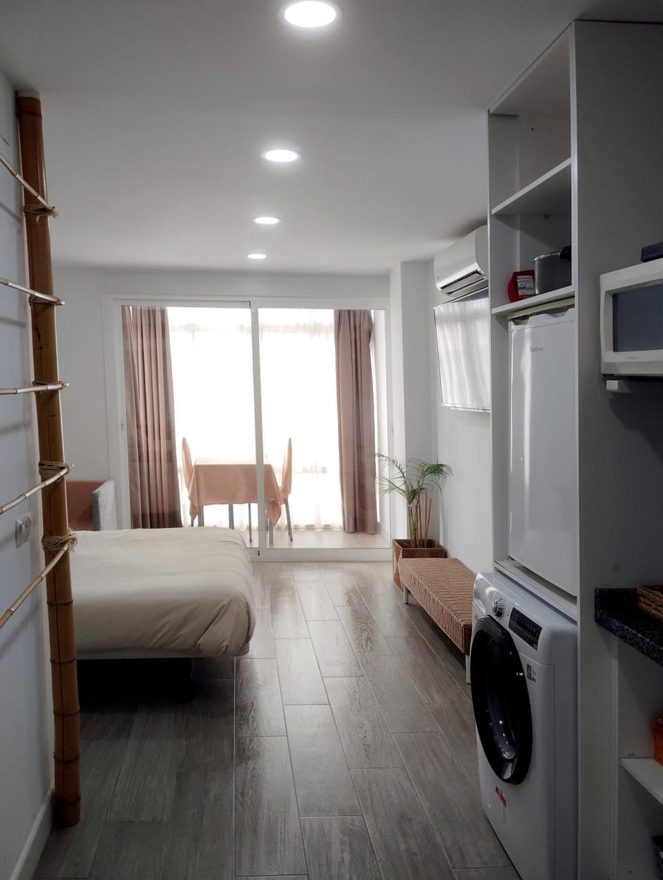 Bed, TV and multimedia, Balcony/Terrace, Balcony/Terrace, washing machine, air conditioner, air conditioner