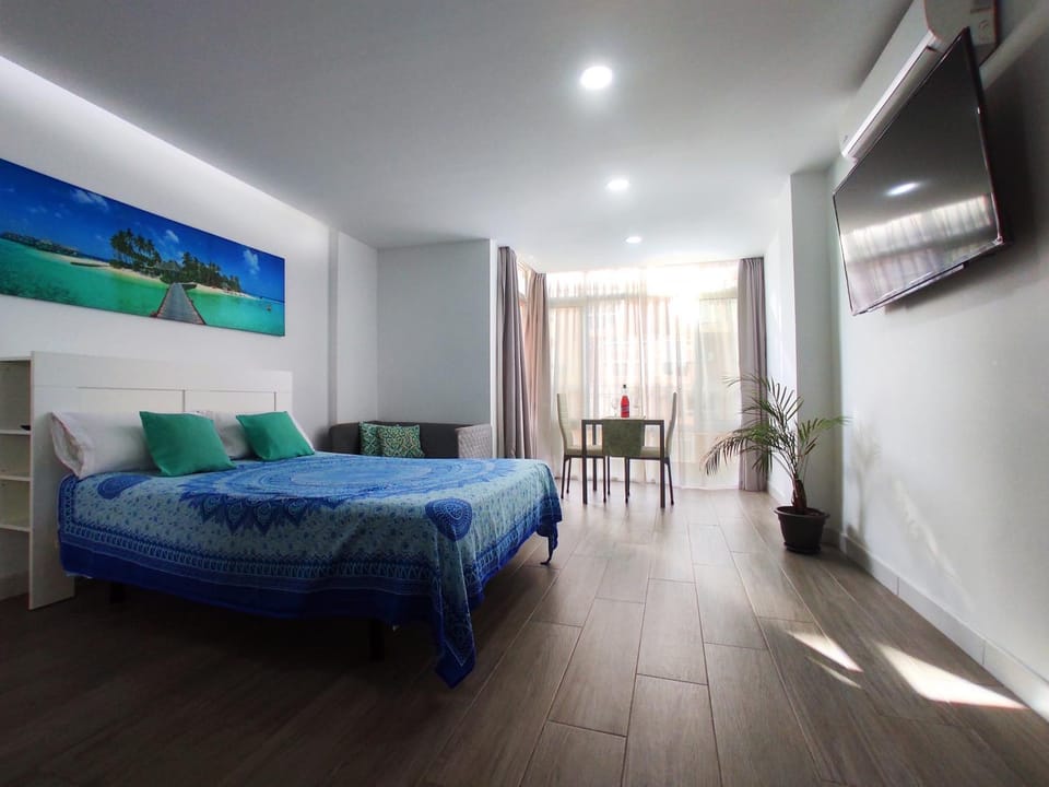Bed, TV and multimedia, Photo of the whole room, Bedroom, air conditioner