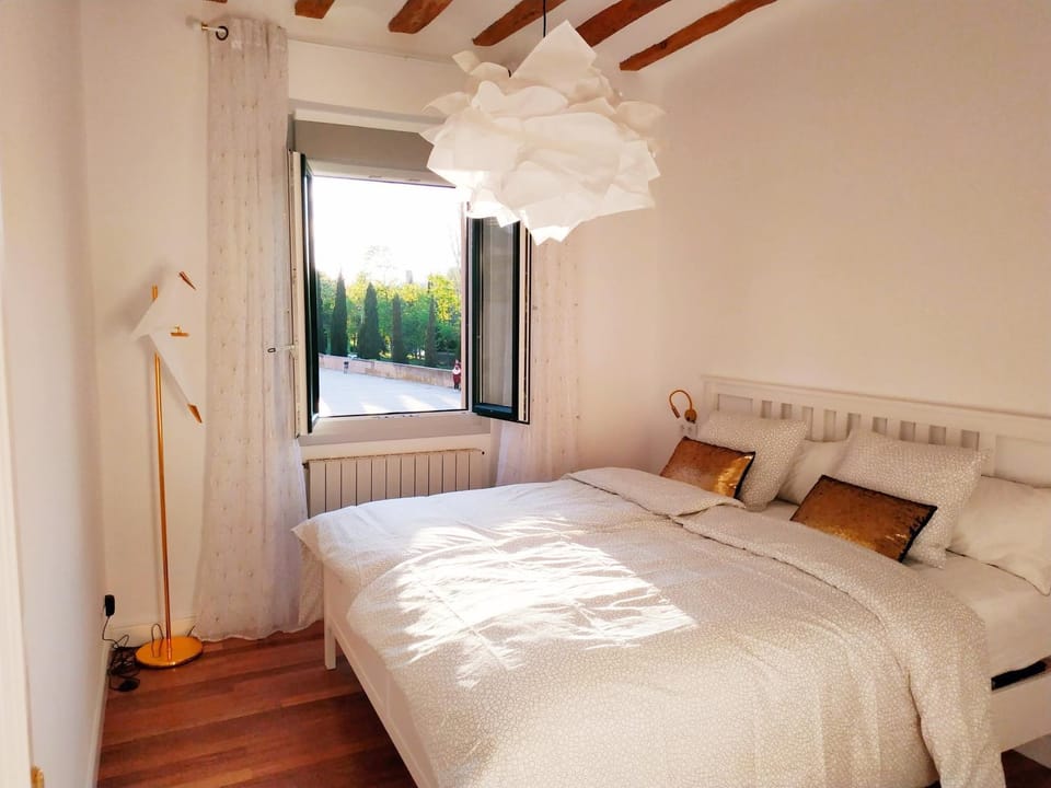 Bed, Photo of the whole room, Bedroom, internet, air conditioner
