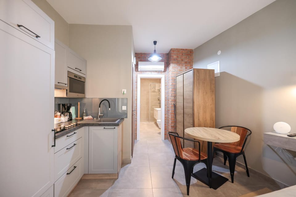 Kitchen or kitchenette, Dining area, stove