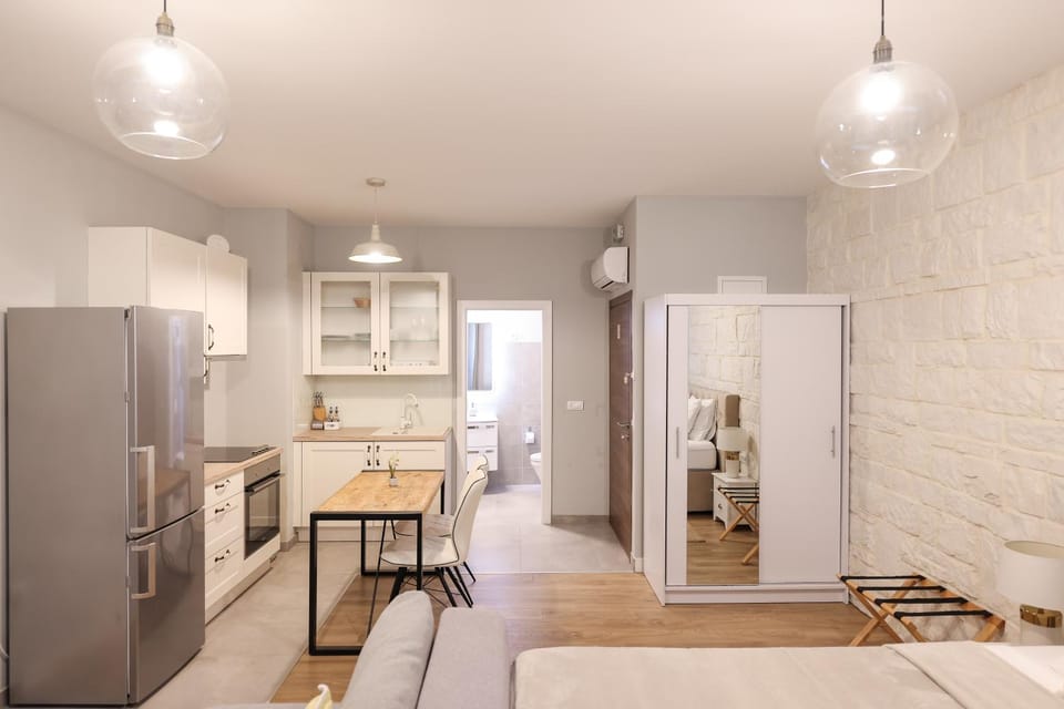 Kitchen or kitchenette, Dining area, stove