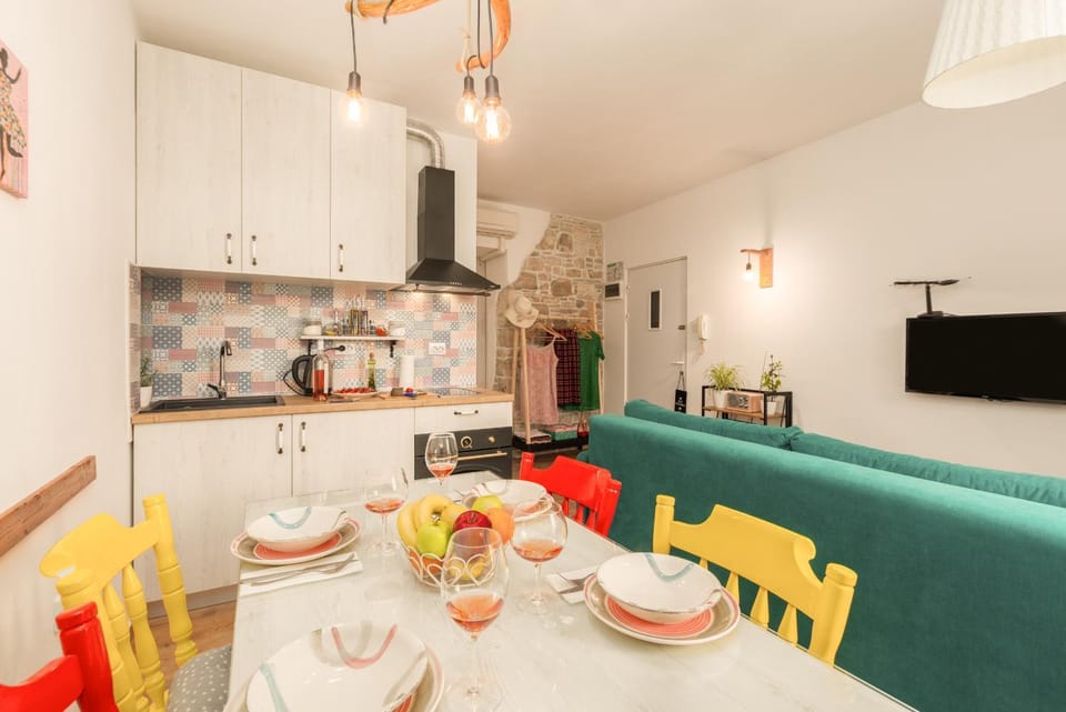 Kitchen or kitchenette, Living room, Decorative detail, Seating area, Dining area