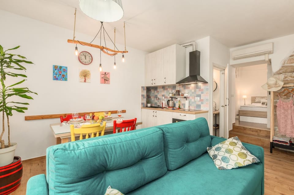 Kitchen or kitchenette, Living room, Decorative detail, Seating area, Dining area