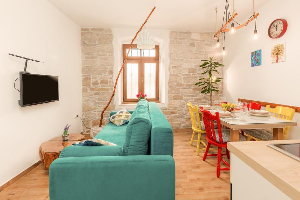 TV and multimedia, Living room, Decorative detail, Seating area, Dining area