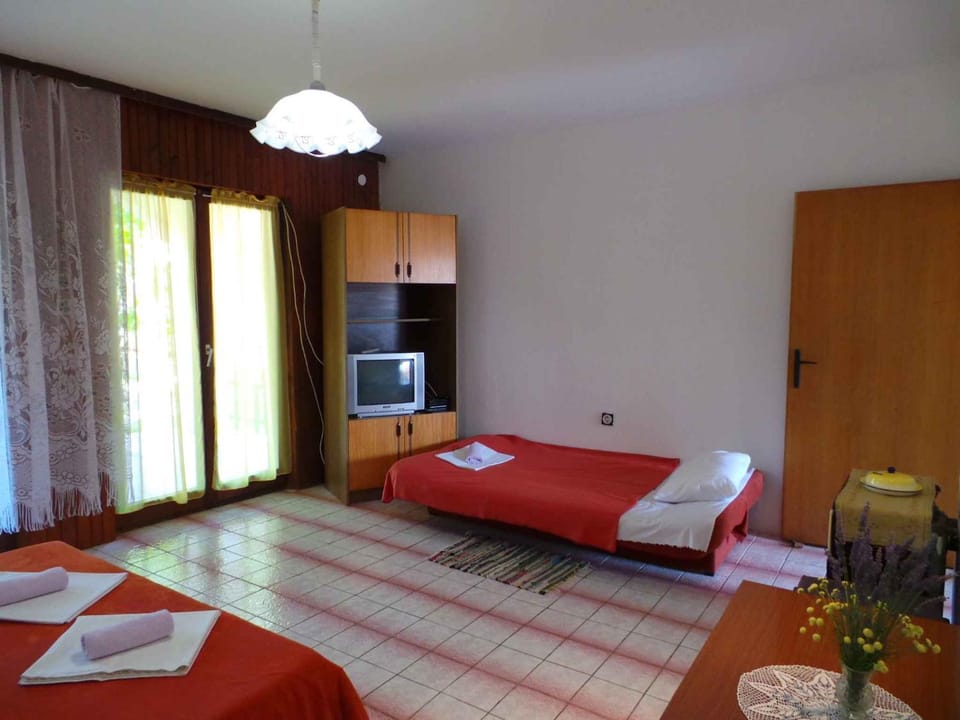 Bed, TV and multimedia, Bedroom