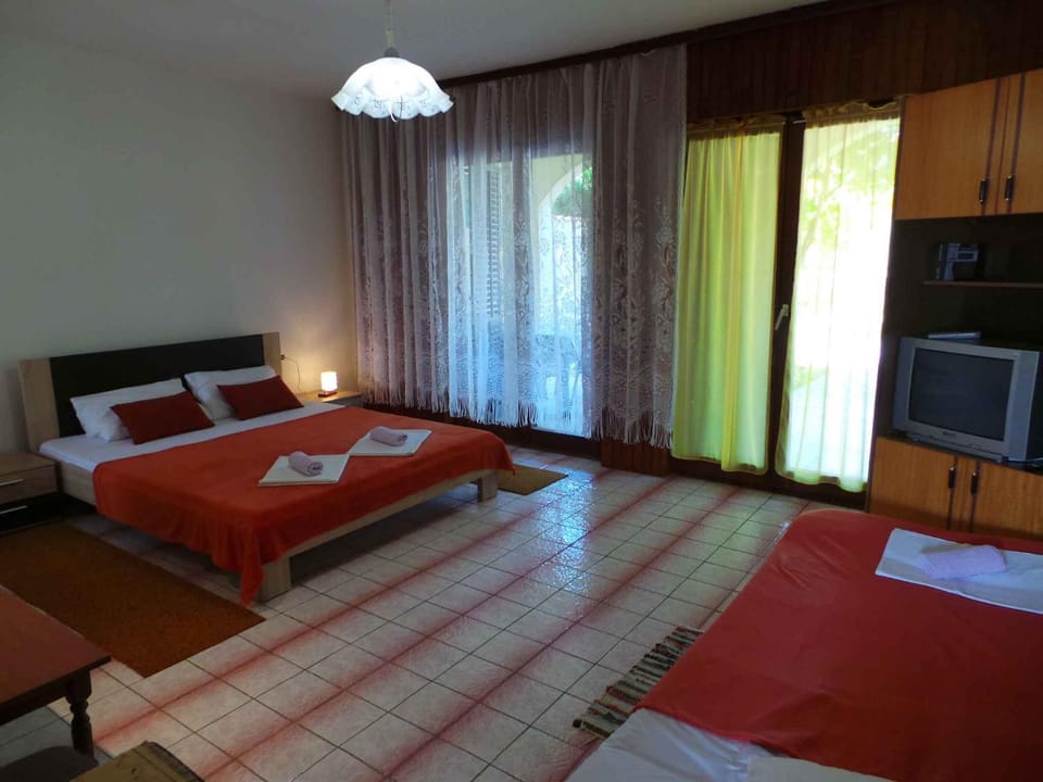 Bed, TV and multimedia, Bedroom