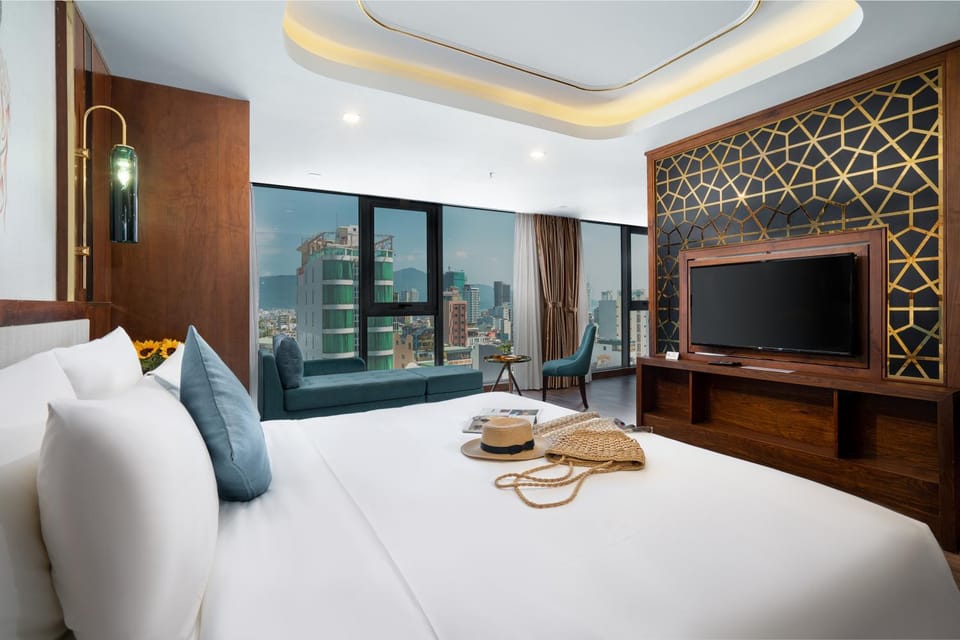 Bed, TV and multimedia, City view, Time of day