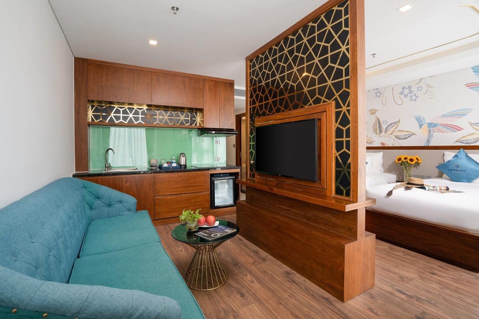 Bed, TV and multimedia, Living room, Photo of the whole room, Seating area, Bedroom