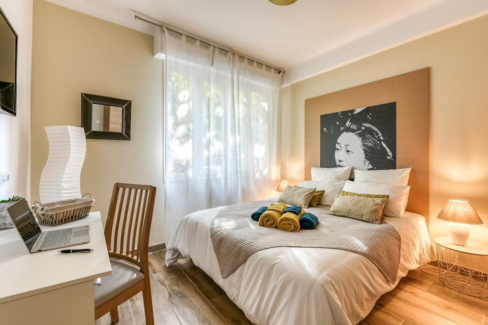 Bed, TV and multimedia, Photo of the whole room, Decorative detail, Seating area, Bedroom