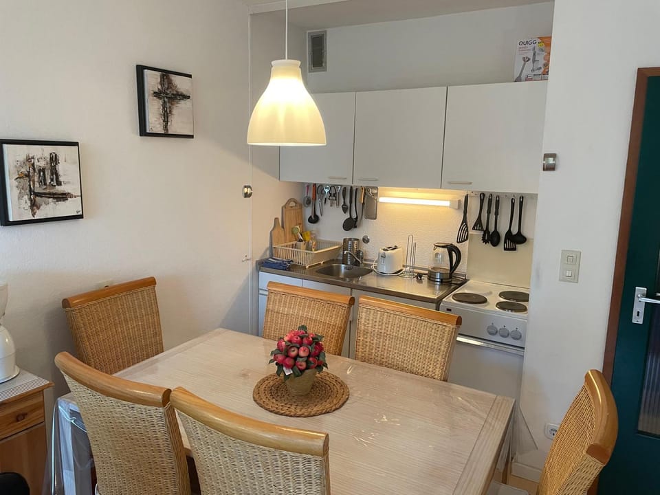 Kitchen or kitchenette, Dining area, Communal kitchen