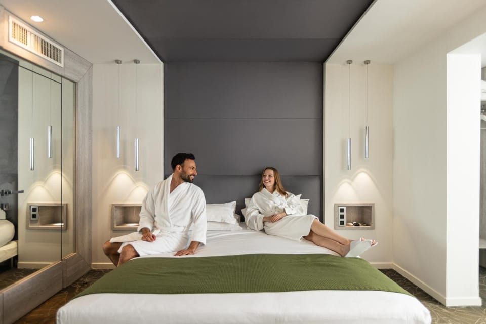 People, Photo of the whole room, Bedroom