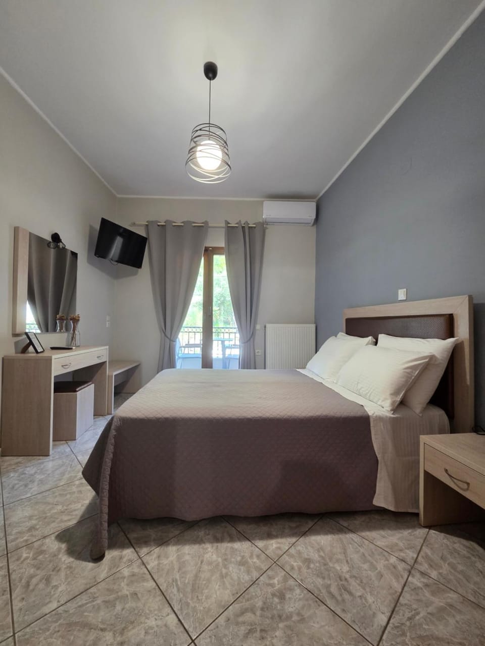 Bed, TV and multimedia, Bedroom