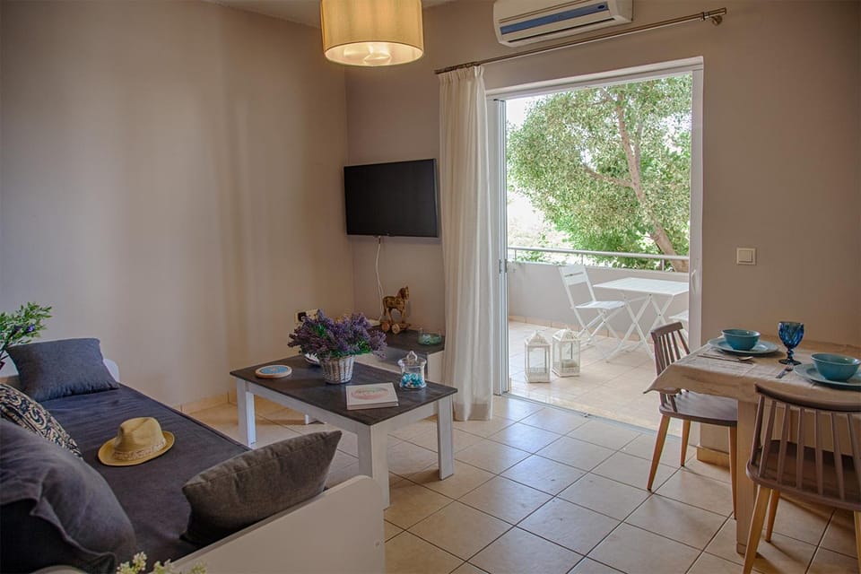 TV and multimedia, Seating area, Dining area