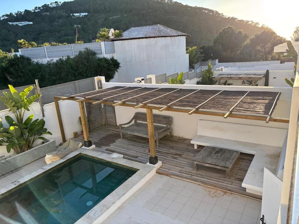 Pool view, Swimming pool, sunbed