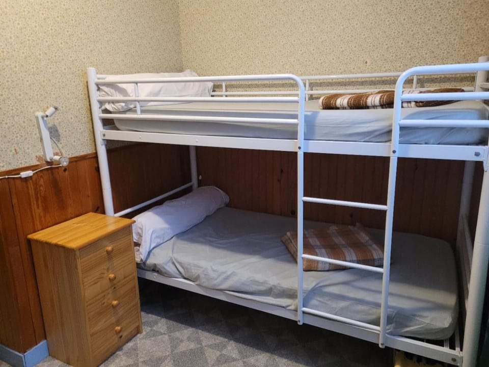 Bedroom, bunk bed