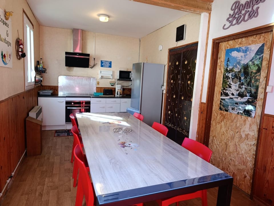 Kitchen or kitchenette, Dining area, oven, stove