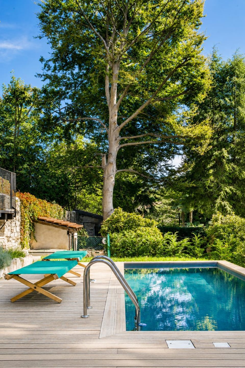 Swimming pool, sunbed