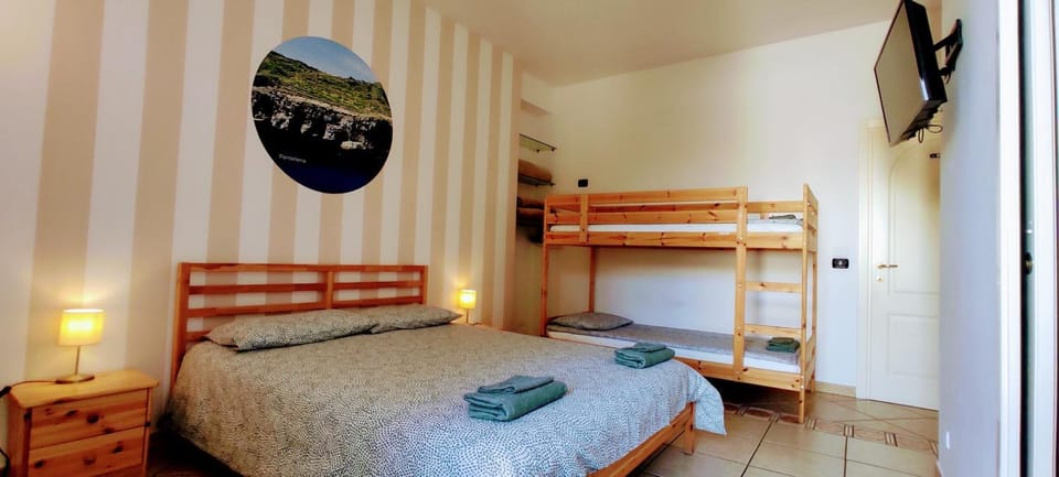 Bedroom, bunk bed
