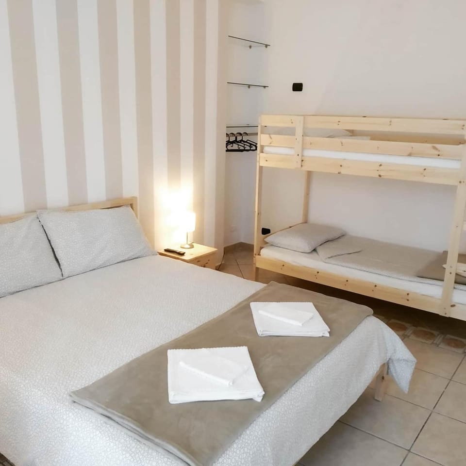 Bedroom, bunk bed