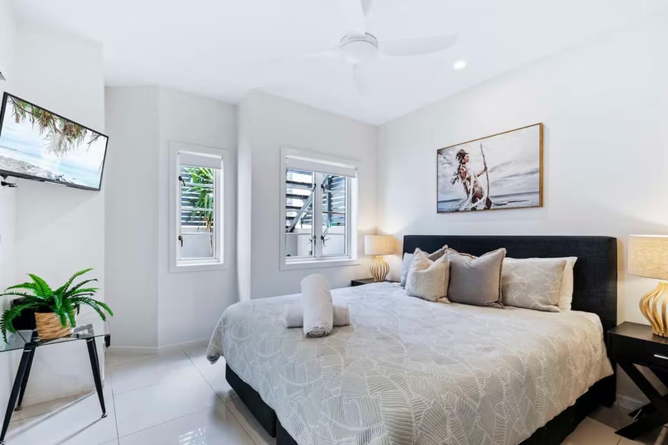 Bed, TV and multimedia, Bedroom