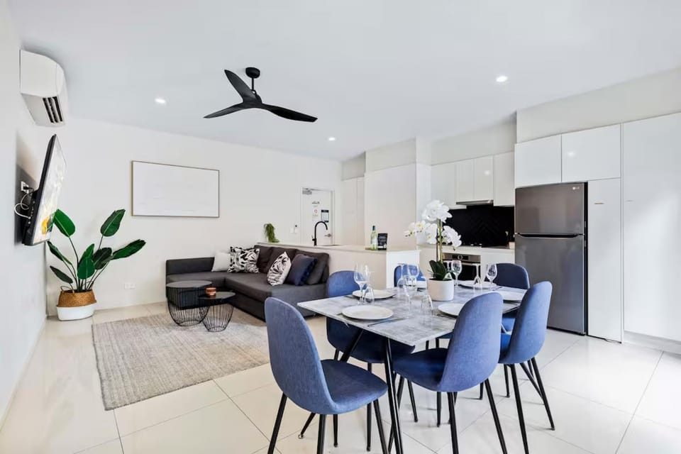 Kitchen or kitchenette, Living room, Seating area, Dining area, oven