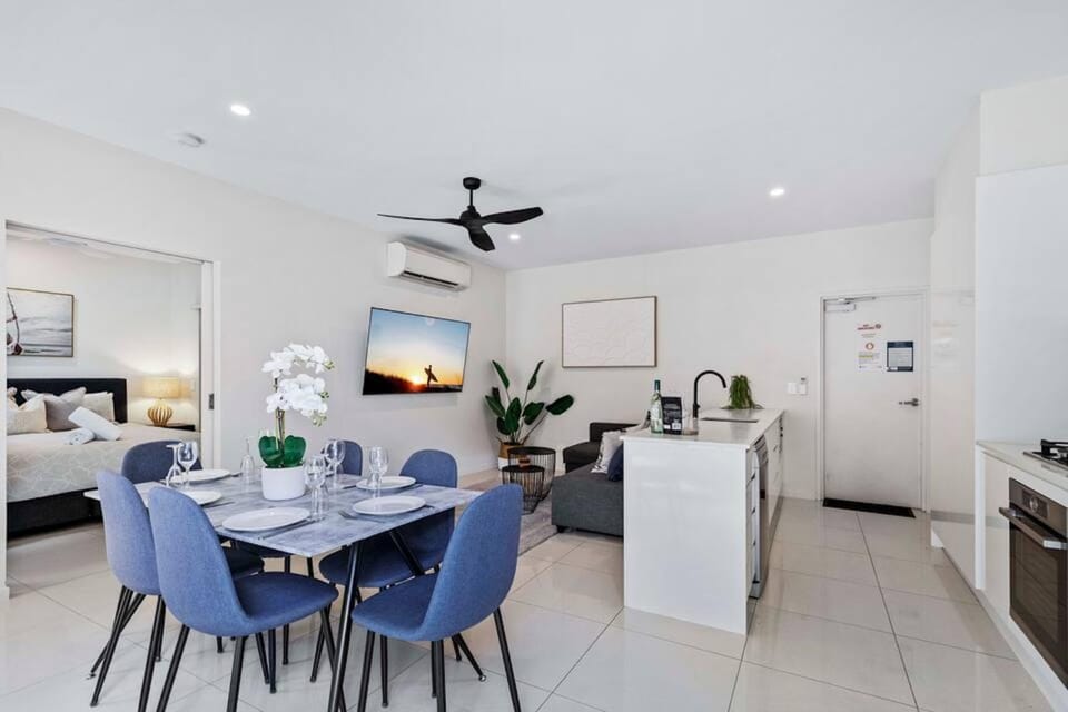 Kitchen or kitchenette, Living room, Seating area, Dining area, oven, stove