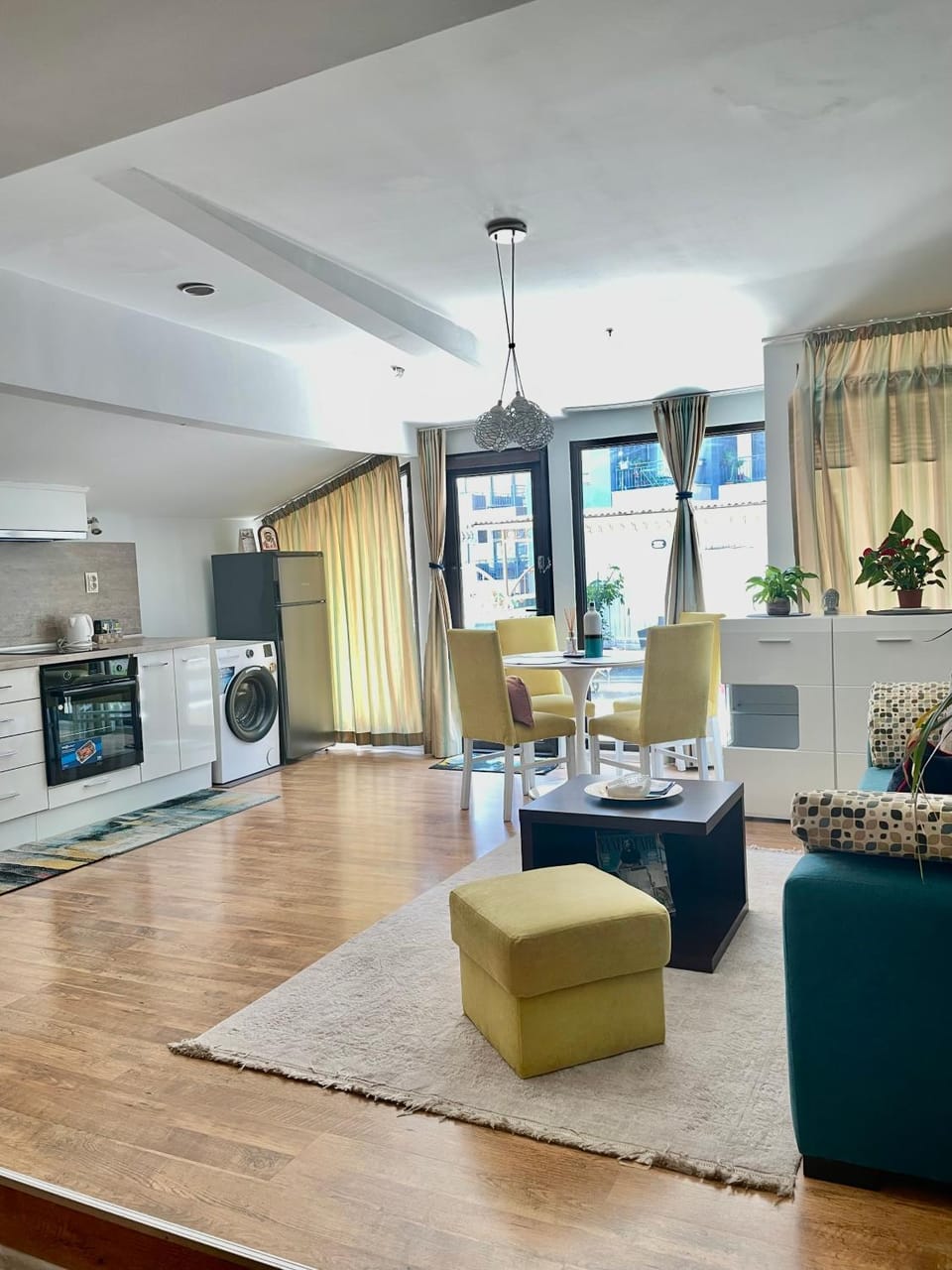 TV and multimedia, Kitchen or kitchenette, Living room, Seating area, Dining area, oven, stove