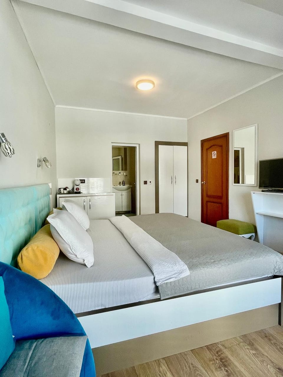 TV and multimedia, Coffee/tea facilities, Photo of the whole room, Bedroom, wardrobe