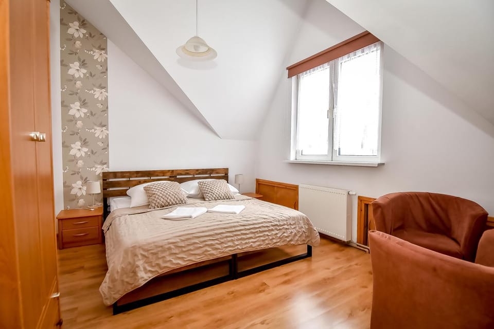 Bed, Photo of the whole room, Seating area, Bedroom