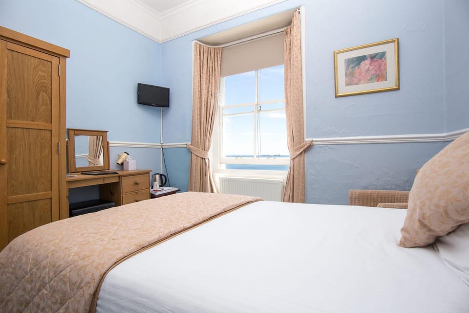 Photo of the whole room, Bedroom, Sea view
