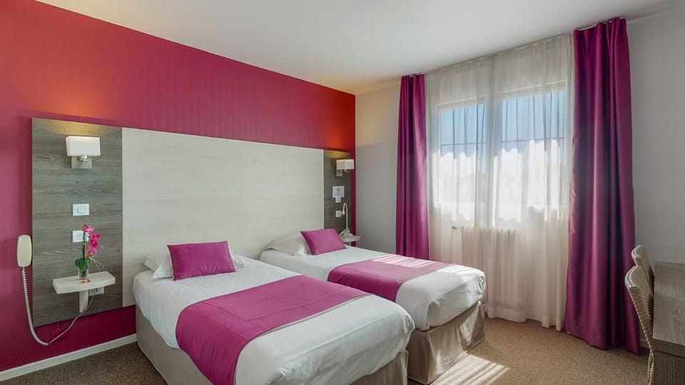 Property building, Bed, Photo of the whole room, Bedroom