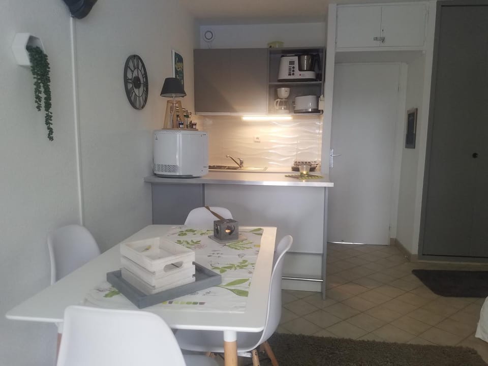 Kitchen or kitchenette, Dining area, Pool view