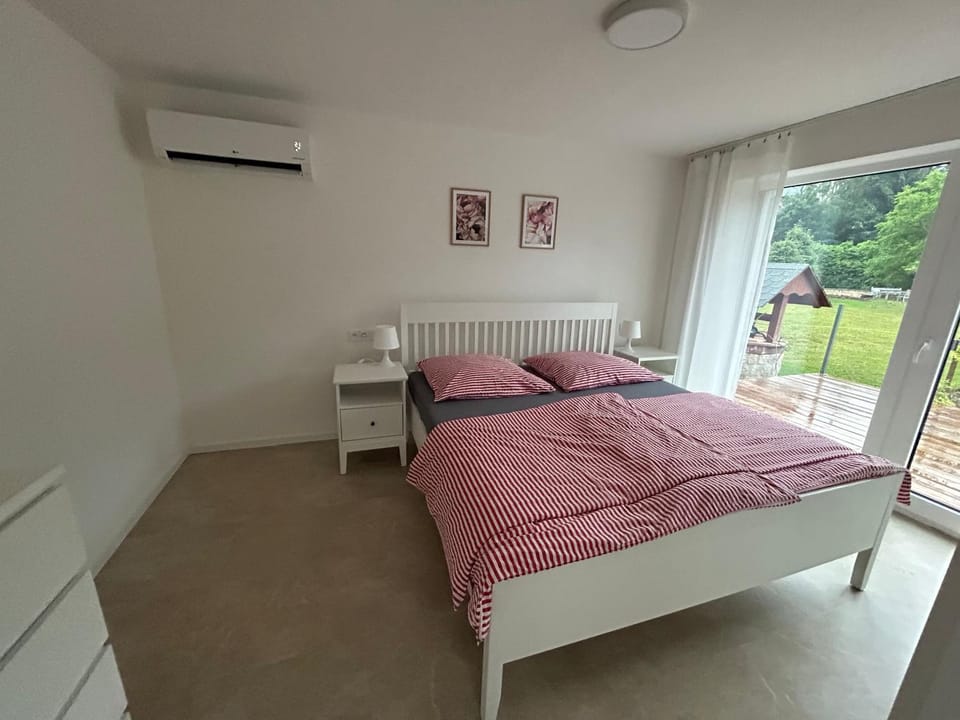 Bedroom, air conditioner