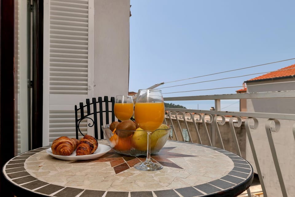 Balcony/Terrace, Food and drinks, Food, City view, Sea view, Drinks