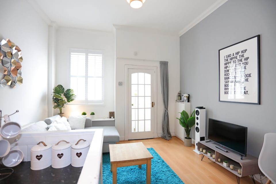TV and multimedia, Living room, Photo of the whole room, Seating area, Evening entertainment
