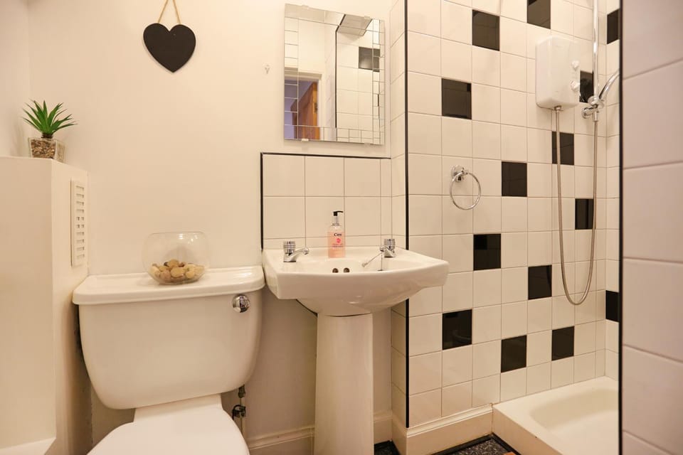 Shower, Toilet