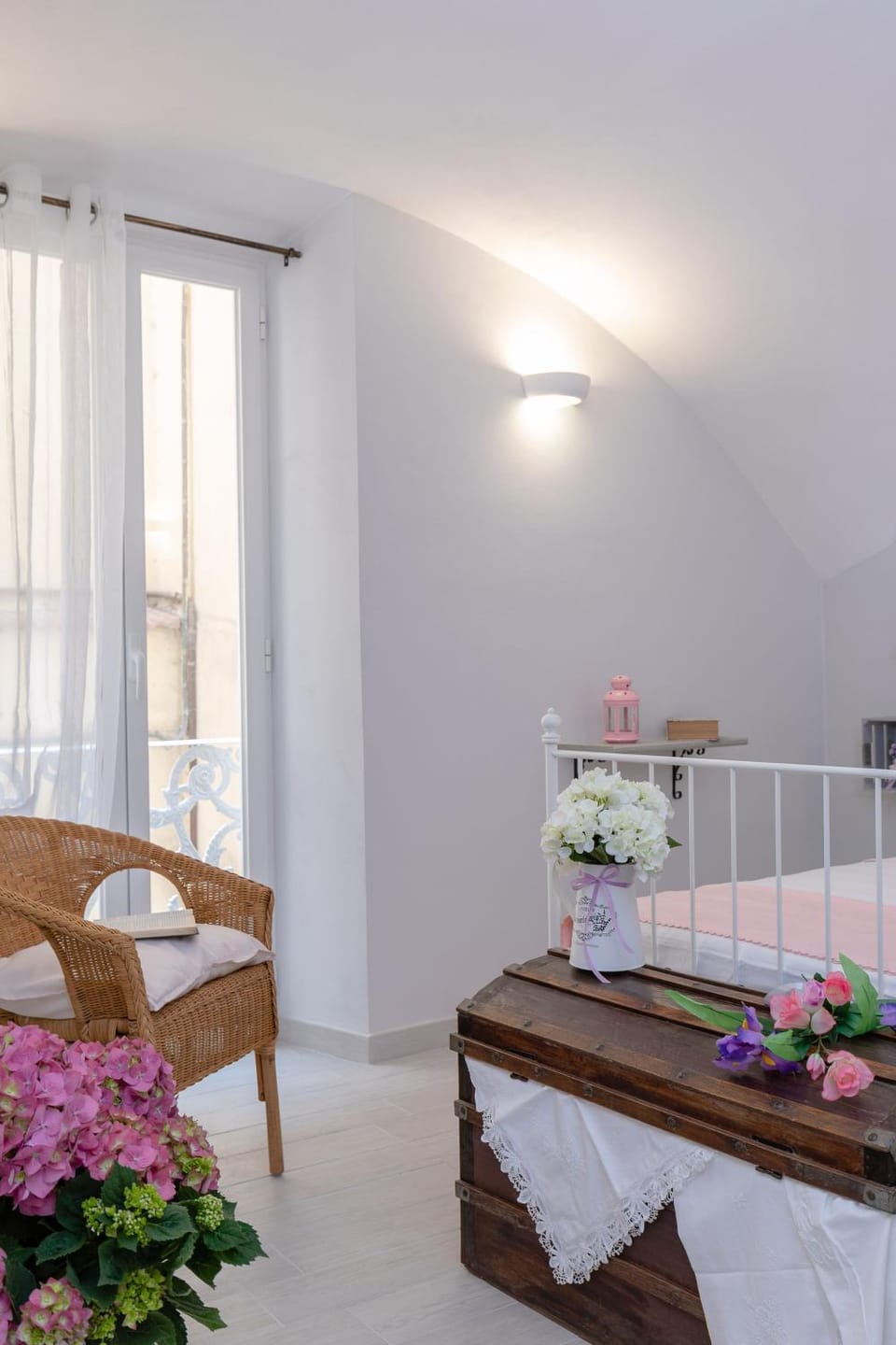 Photo of the whole room, Decorative detail