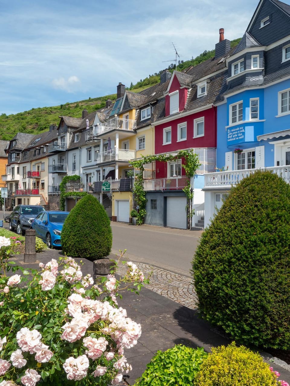Property building, Neighbourhood, Street view, Location, Parking
