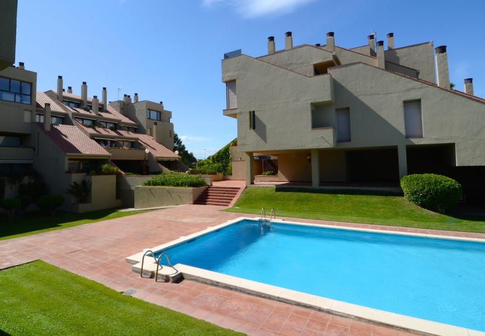 Property building, Swimming pool, Swimming pool