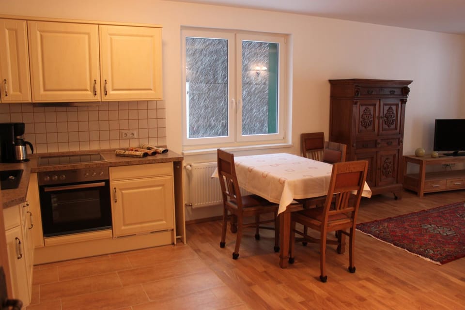 Kitchen or kitchenette, Dining area