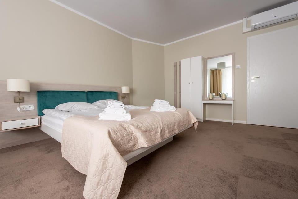Bed, Photo of the whole room, wardrobe