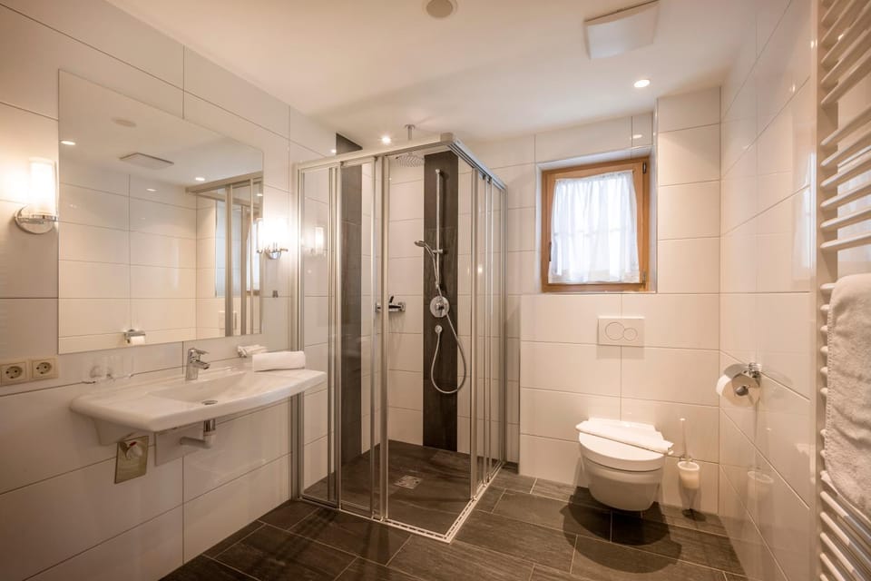 Shower, Toilet, Bathroom, towels