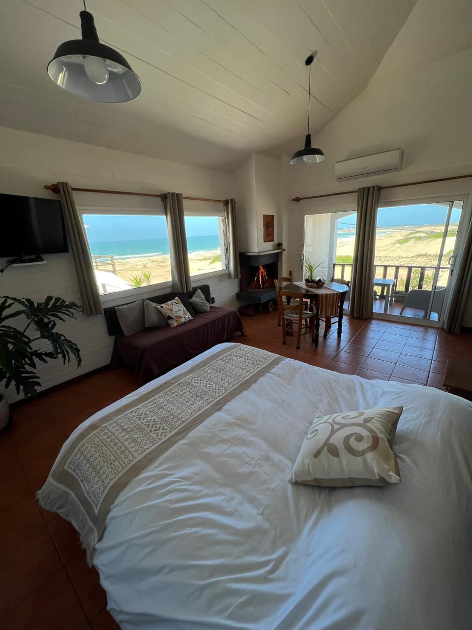 TV and multimedia, Living room, Photo of the whole room, Seating area, Dining area, Bedroom