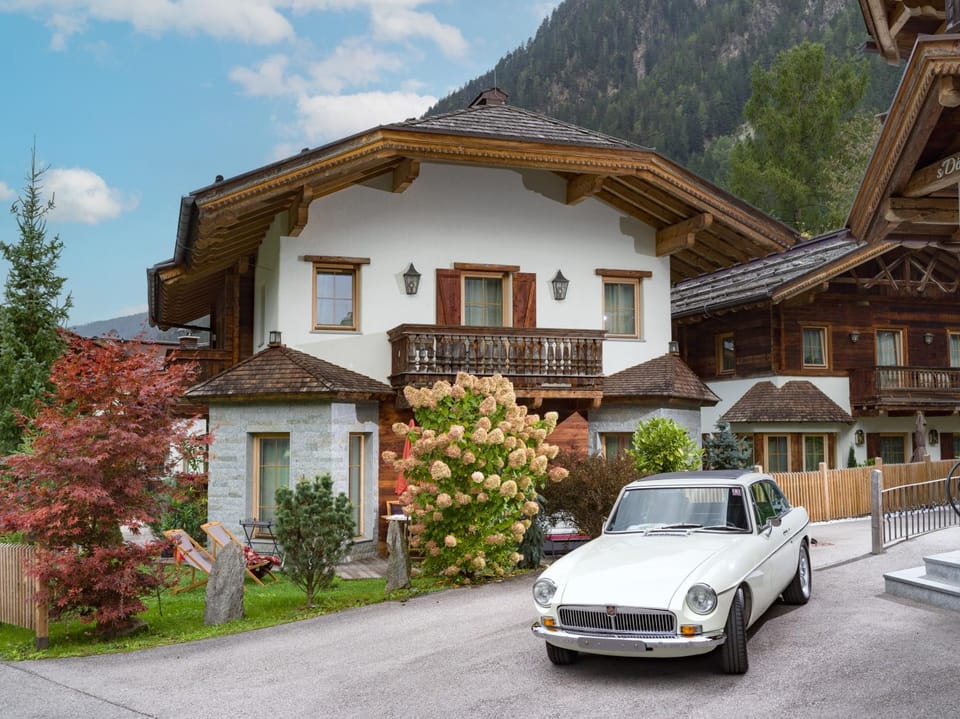 Property building, Natural landscape, Garden, Garden, Garden view, Garden view, Location