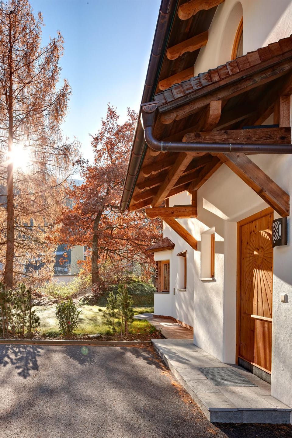 Property building, Facade/entrance, Day, Garden, Garden view