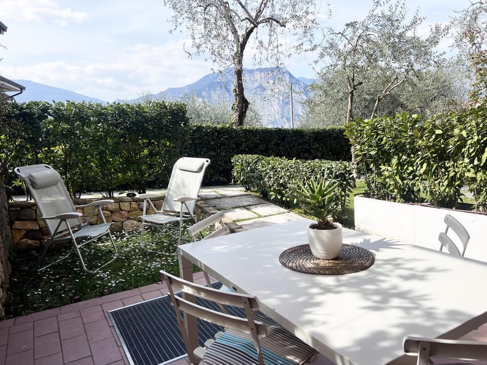 Patio, Day, Garden, Seating area, Dining area, Garden view