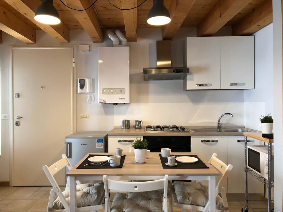 Kitchen or kitchenette, Dining area, oven, stove