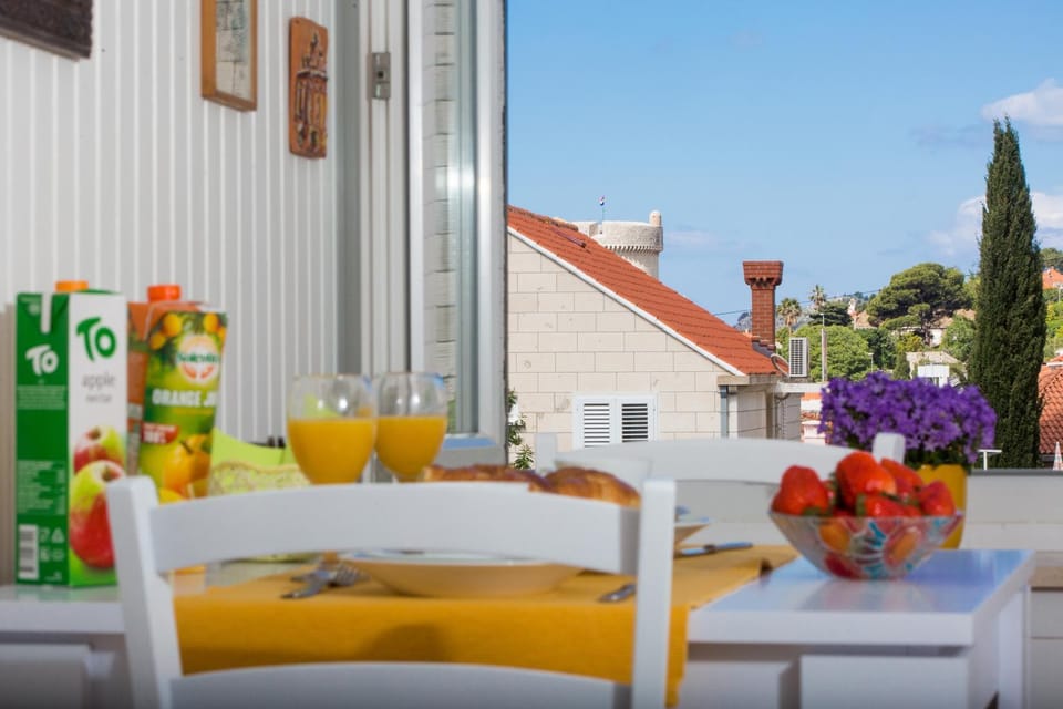 View (from property/room), Kitchen or kitchenette, Dining area