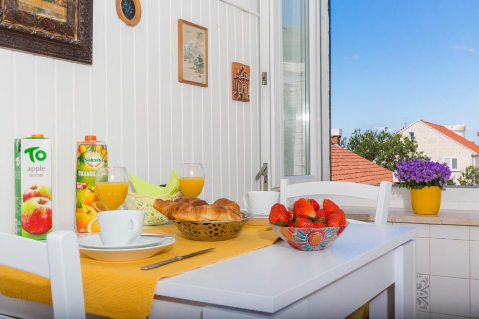 View (from property/room), Kitchen or kitchenette, Dining area